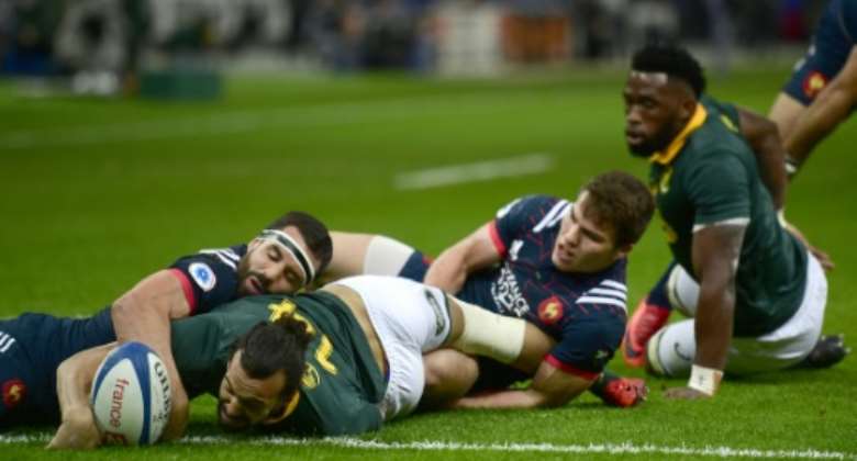 South Africa's wing Dillyn Leyds (C) scores a try during their match against France in Saint-Denis, on the outskirts of Paris, on November 18, 2017.  By Martin BUREAU (AFP)
