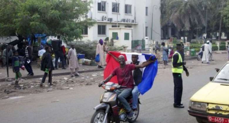 Malian people wave a French national flag on a scooter on January 12, 2013 in Bamako.  By Habibou Kouyate (AFP)