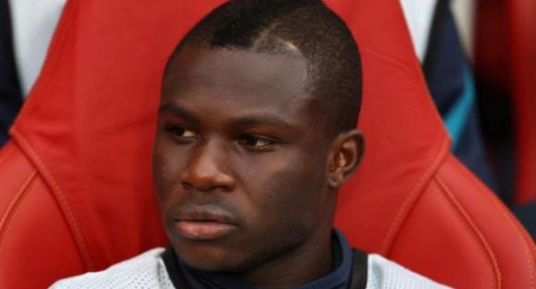 Emmanuel Frimpong grabbing and squeezing team-mate's ball