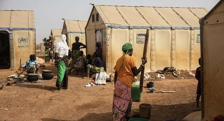 Displaced women prepare food in the Kaya camp, 100 kms North of Ouagadougou, Burkina Faso. - AP - Sophie Garcia