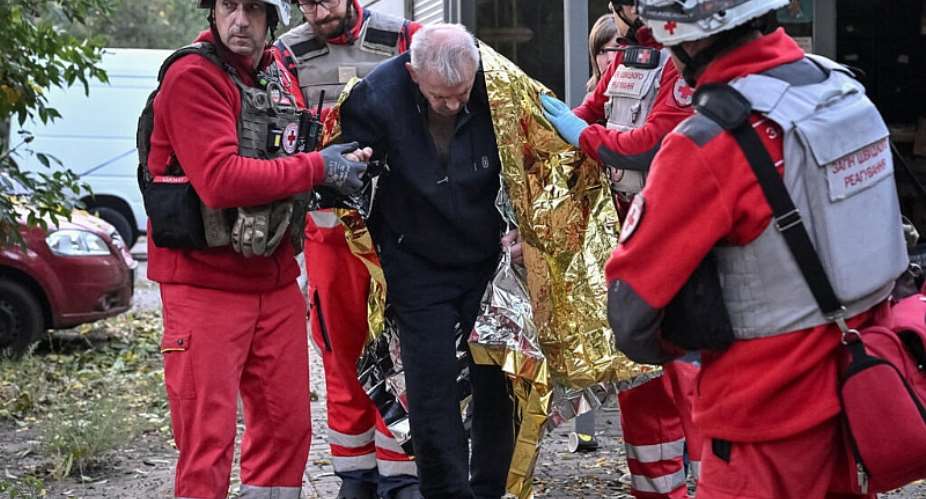 Medical workers evacuate a wounded resident at the site of an apartment building damaged during a Russian air strike, amid Russias attack on Ukraine, in Zaporizhzhia, Ukraine, 9 October, 2026. - REUTERS - Stringer
