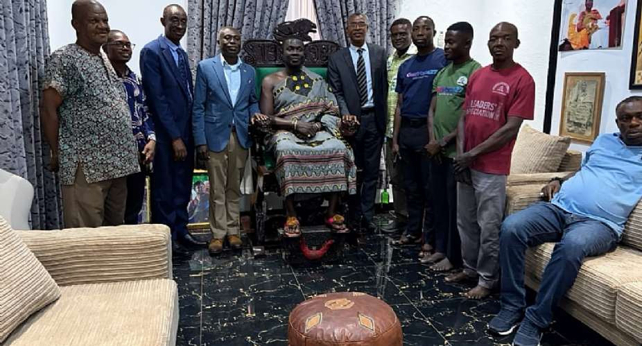 A Team from the USTA, and the SDA church paid a courtesy call on Wenchimanhene at his palace in Wenchi.