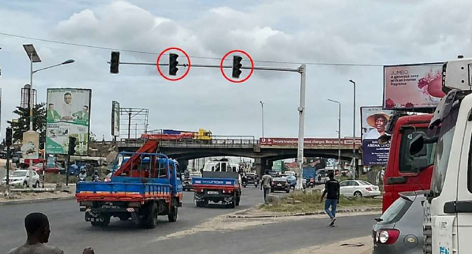 A dislocated traffic light just before the Achimota-Apenkwa Overhead on the way from Achimota to Tesano.