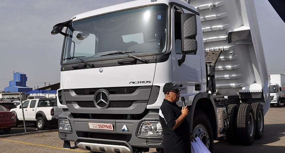 Mustafa Kalmoni presents the Actros truck to guests present