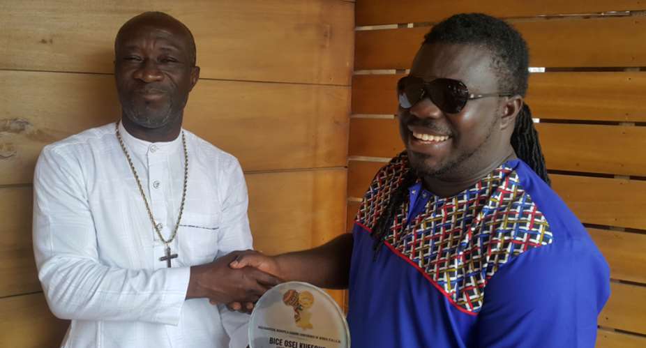 Obour right receiving the award from Prince Kofi Nyantakyi