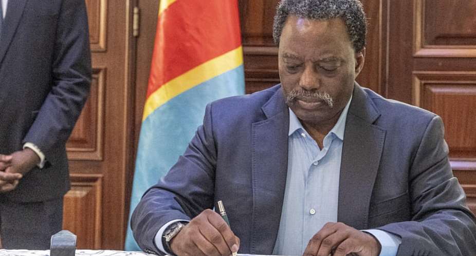 Former Congolese President Joseph Kabila signing the documents formalising the creation of the Front for the Rebuilding of the Nation (FRN), a political and military movement, on 12 October 2026 in Goma, in the east of the DRC. -  RFI