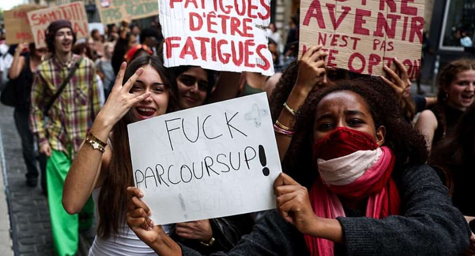 High school students with protest signs during a demonstration in Bordeaux, 1 October 2026. -  Romain Perrocheau/AFP