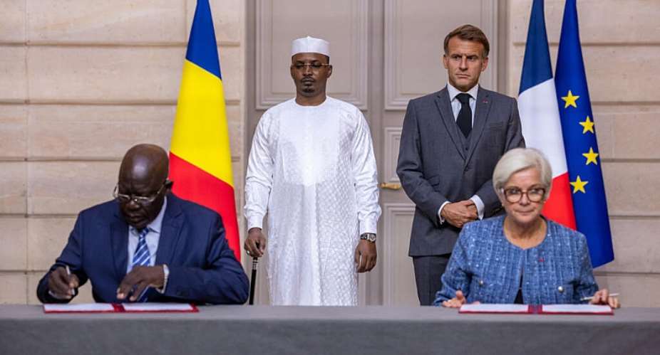 Emmanuel Macron and Mahamat Idriss Deby watch as Chadian Defence Minister General Issakha Malloua Djamouss and French Defence Minister Catherine Vautrin sign an agreement at the Elyse Palace, 13 October. -  CHRISTOPHE PETIT TESSON / AFP