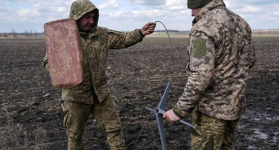 Ukrainian soldiers set up a Starlink satellite internet system near the frontline town of Pokrovsk in Donetsk region, 10 April 2025. -  Inna Varenytsia/Reuters