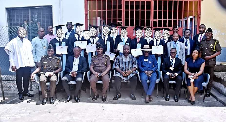 11 graduads in pose with Dignitaries