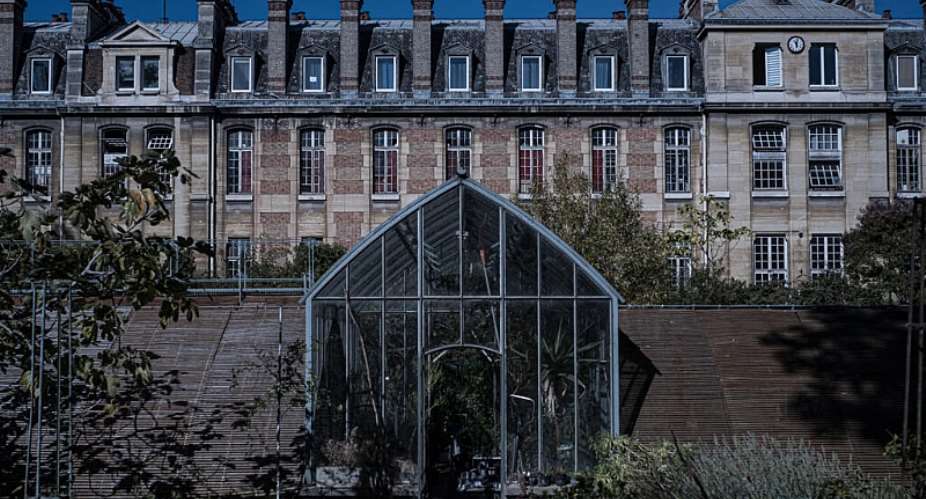 The garden at the Faculty of Pharmacy in central Paris, with its tropical greenhouse, has become part of the fabric of the neighbourhood. -  Olivier Favier / RFI