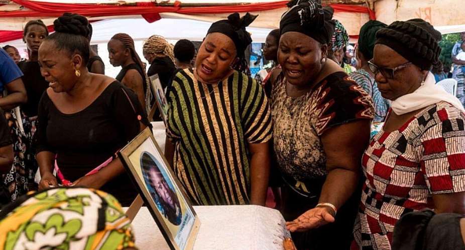 Relatives mourn during the funeral of four members of one family who died in the Shakahola massacre, in Malindi, Kenya, 5 April 2024. -  Fredrik Lerneryd / AFP