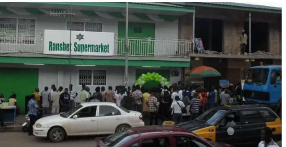 The scene in front of the supermarket after the robbery incident