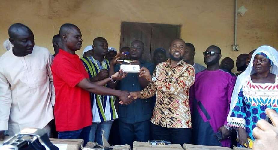 Former NPP aspirant for Wulensi donates to BECE candidates in Nanumba South District