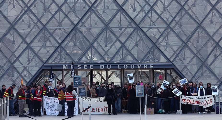 Protesters and students from art and culture schools block the entrance to the Louvre Museum during a demonstration in support of a high school student movement demanding better school conditions and government action, in Paris, France, 19 October, 2026. -  Reuters/Abdul Saboor