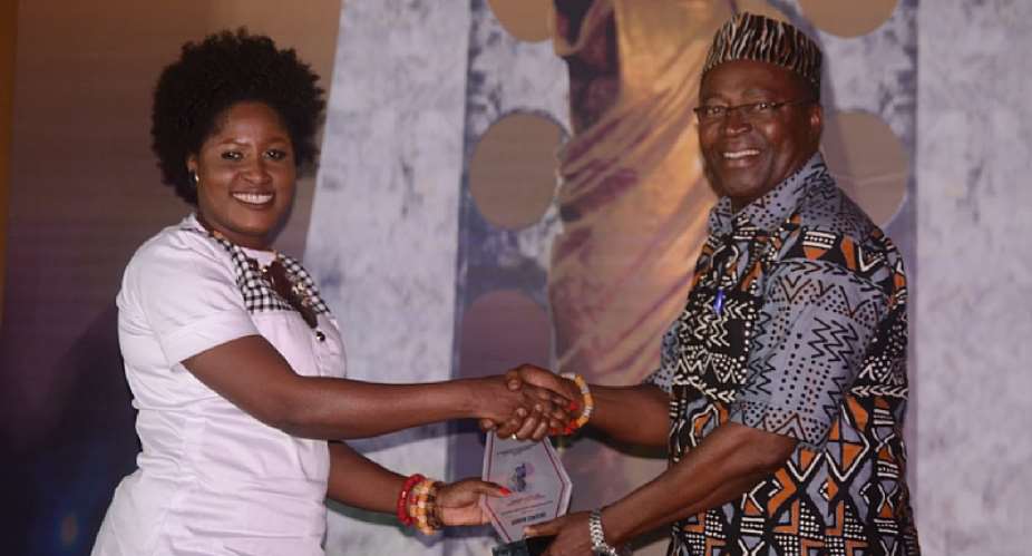 Patience Nyarko receiving her award from David Dontoh