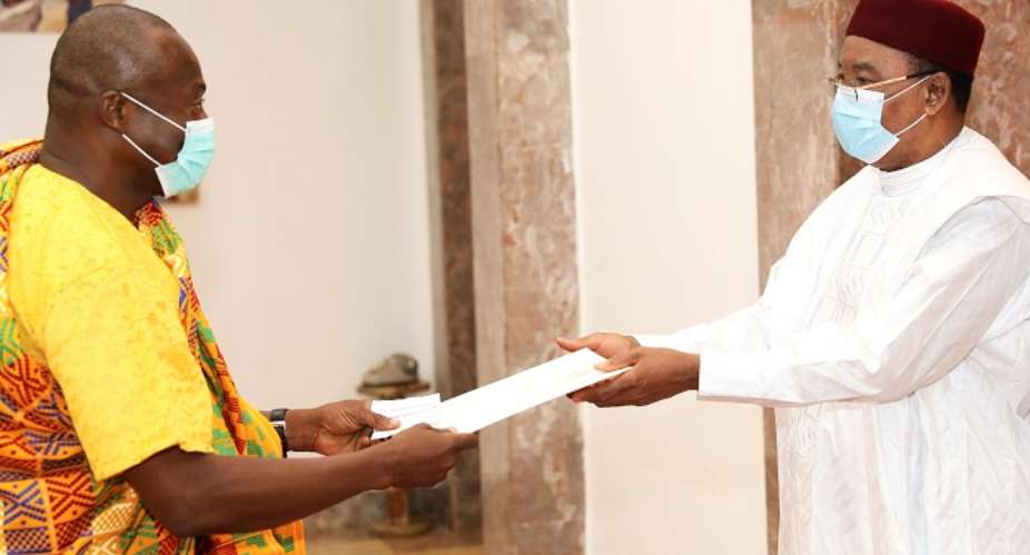 The Ghanaian envoy presenting the letters of credentials to President Issoufou