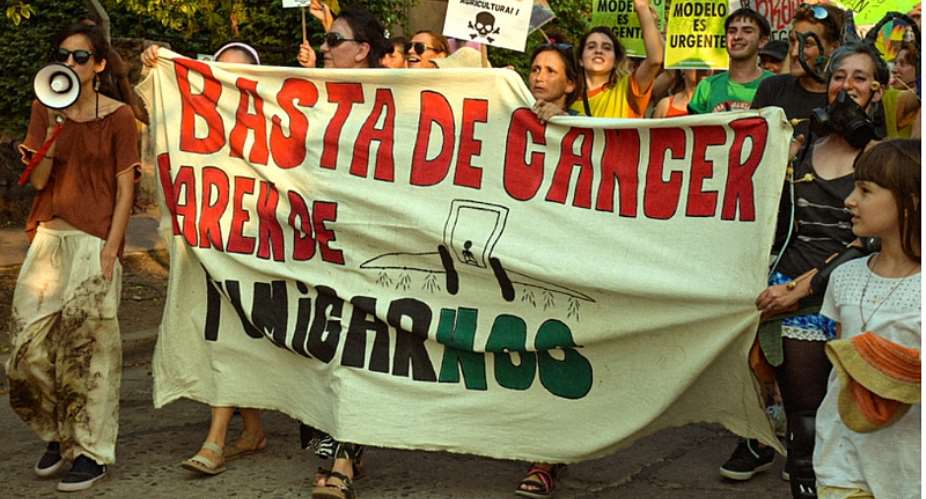 No more cancer. Stop fumigating us, reads the banner of Exaltacion Salud protesters in Argentina demonstrating against the use of pesticdes. -  Cortesa Virginia Roldn