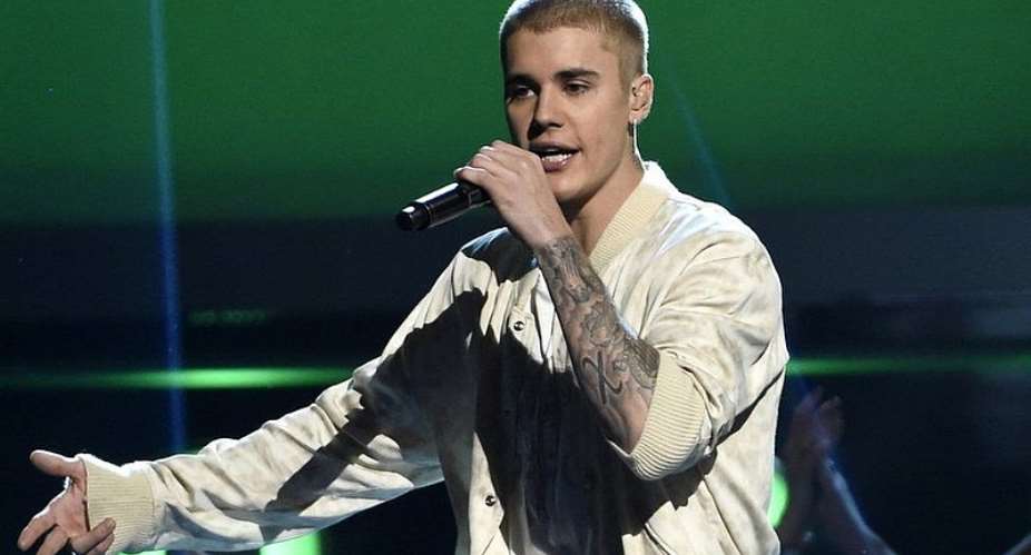 Justin Bieber asks Manchester crowd to stay quiet