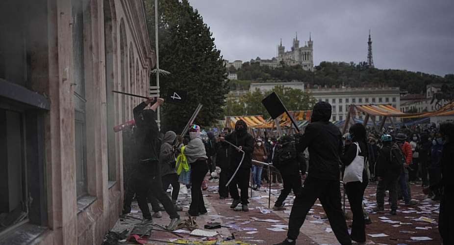 Protesters ransack the office of tourism in Lyon on 17 October. Under proposed legislation, people convicted of damaging property could be forced to pay compensation. -  Laurent Cipriani / 