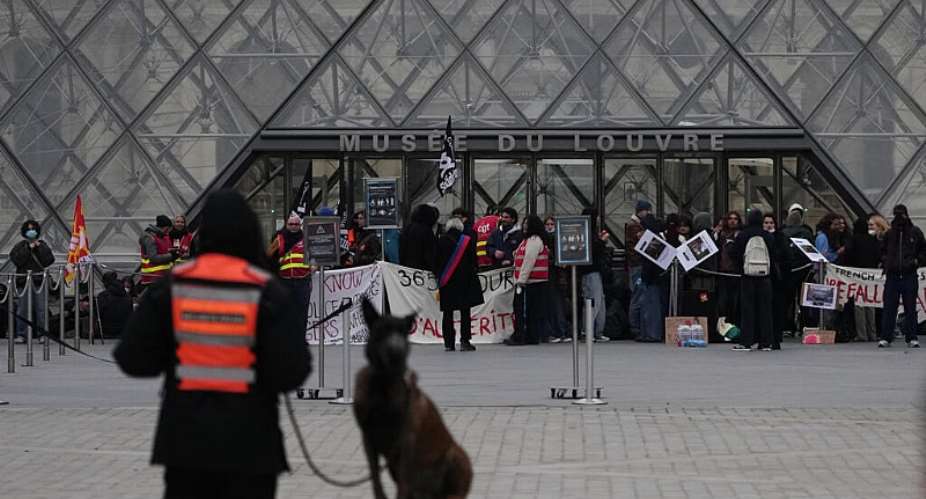 Workers block the entrance of the Louvre museum during a protests against rising living costs, in Paris, Monday, 19 October 2026. - AP Photo/Christophe Ena - Christophe Ena