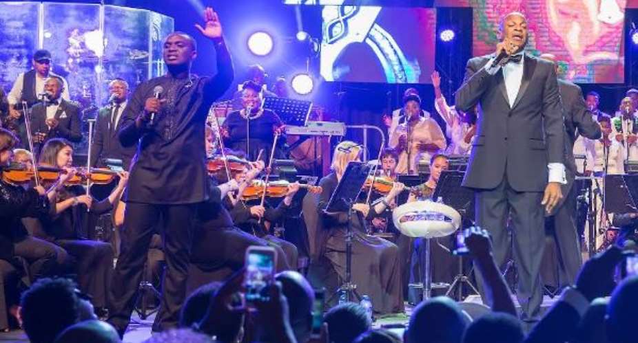 Joe Mettle performs with Donnie McClurkin