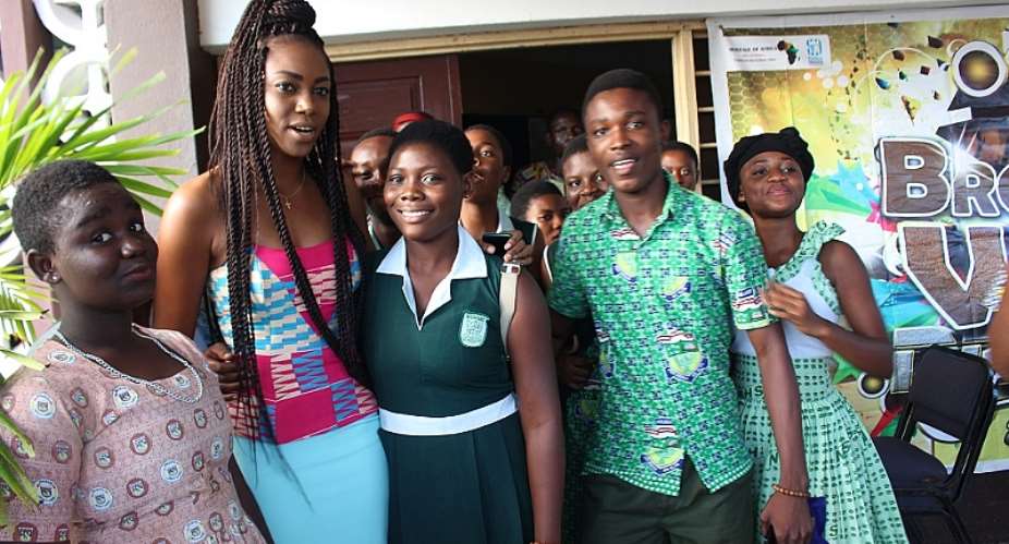 Yvonne Nelson posed with students
