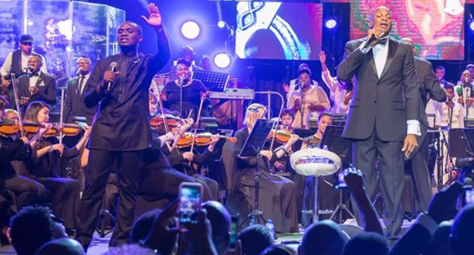 Joe Mettle performs live with Donnie McClurkin