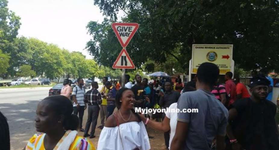 Supporters of Rev. Owusu Bempah mass up at police headquarters