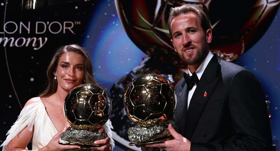 Alexia Putellas and Harry Kane pose with their Ballon dOr awards in London. -  FRANCK FIFE, AFP