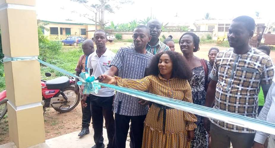 DCE hands Over Office Complex to YEA in the Asikuma-Odoben-Brakwa District