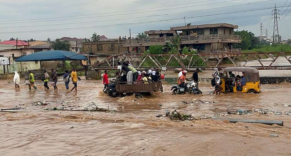 Kumasi Airport Roundabout flooded in heavy downpour, thousands of commuters stranded