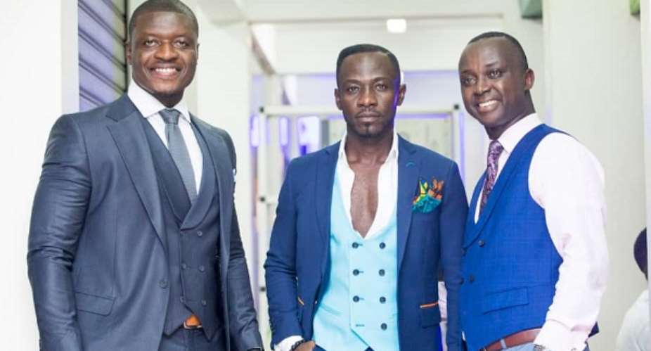 From left-Lexis Bill of Joy Fm, Okyeame Kwame and Jennis in a pose