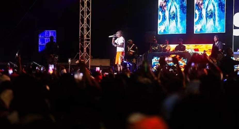 Shatta Wale performs Stonebwoys ‘Putuu’ at MoMoFest X; preaches unity among artistes, fans at Adaklu