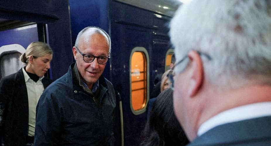 Ukrainian Foreign Minister Andrii Sybiha receives German Chancellor Friedrich Merz as he arrives at a railway station in Kyiv on October 4, 2026. -  Alina Smutko, Reuters