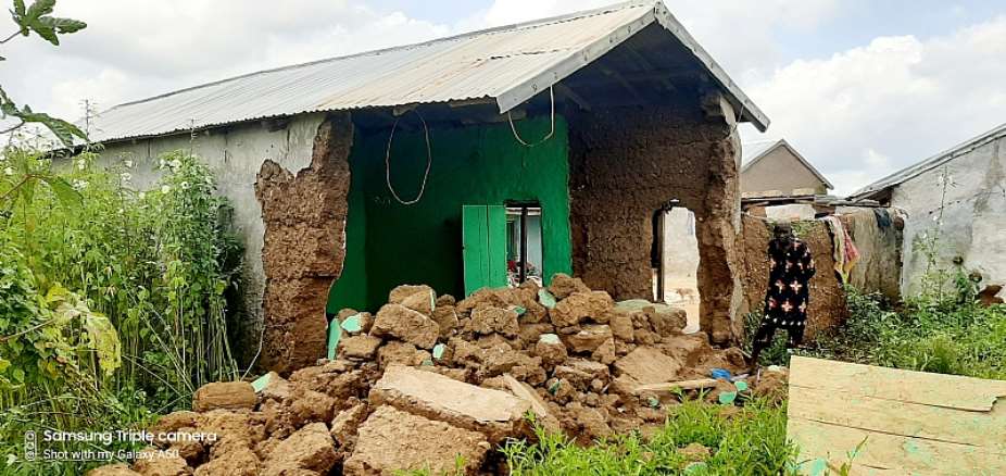 Collapse House Kills One, Injures Four