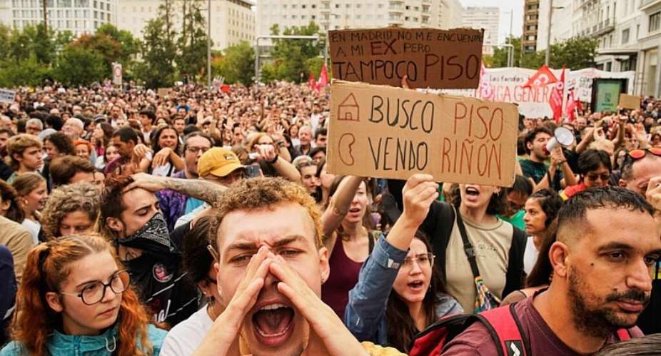 People demonstrate to demand stronger laws to protect renters in Madrid, Spain Saturday, 3 October 2026. The banner reads in Spanish: Looking for an apartment, selling a kidney. -  Andrea Comas / AP Photo