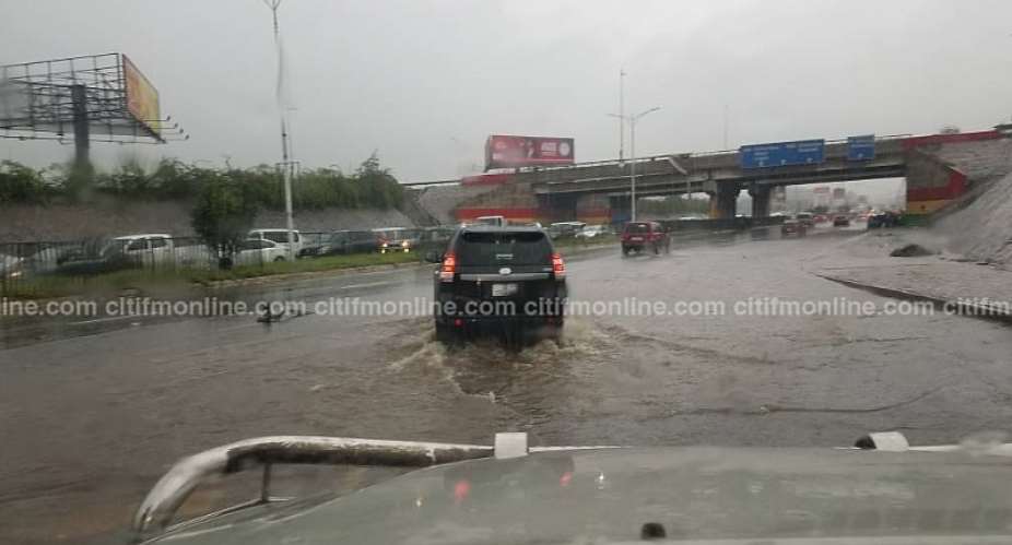 Photos: Friday Morning showers submerge Accra, Immobilize Cars