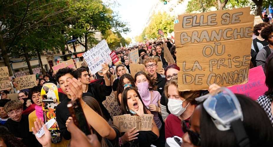 Students chant slogans during a demonstration against under-resourced schools, in Paris, 6 October, 2026. -  Teresa Suarez / AP