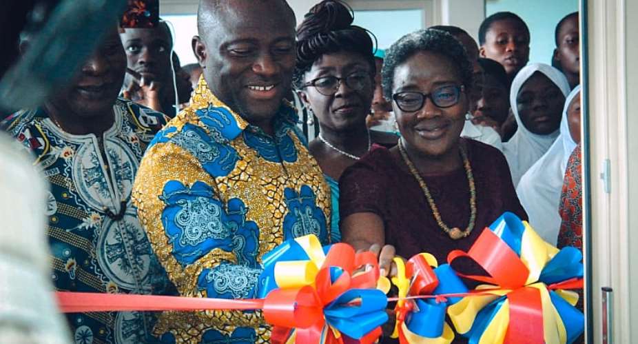 Accra Mayor, Mrs Amissah-Arthur cut tape for new e-Ananse Library at AMA