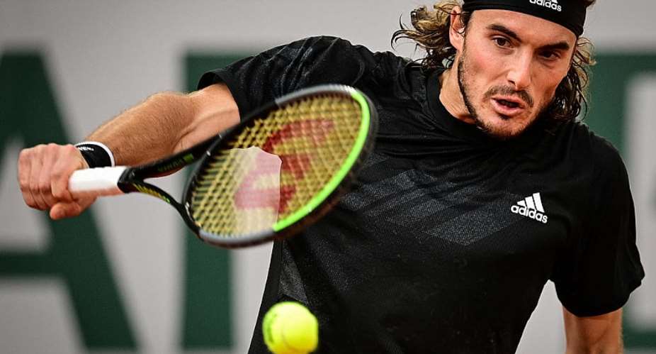 Tsitsipas calls up his fighting spirit to advance to French Open semi-final