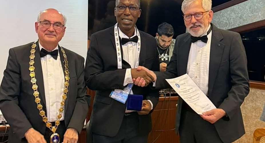 Dr Issaka Yakubu Akparibo (middle)
