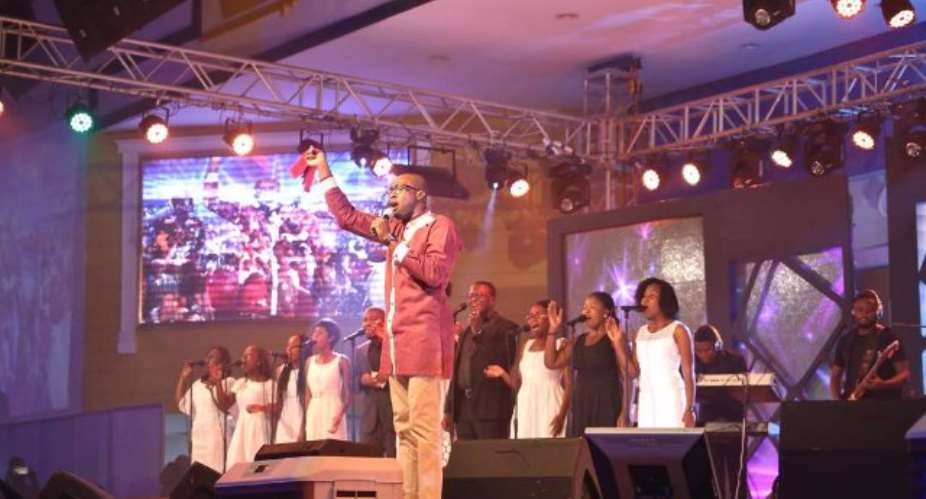 Adom Praiz 2017: Ps Denzel Prempeh Connected His Audience Into Worship