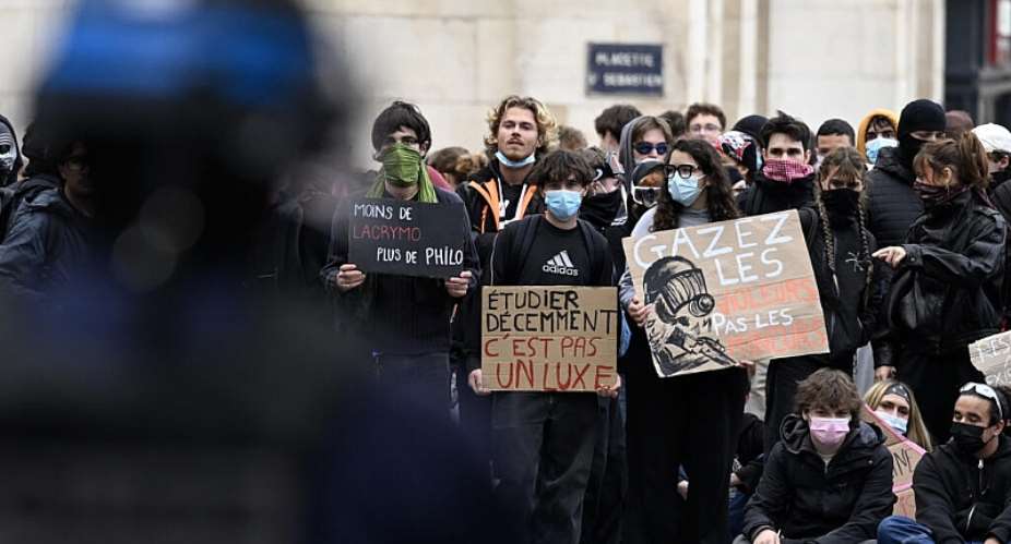 High school students complain of absent teachers, overloaded timetables, dilapidated classrooms and buildings that cannot cope with rising temperatures. -  Jean-Christophe Verhaegen, AFP