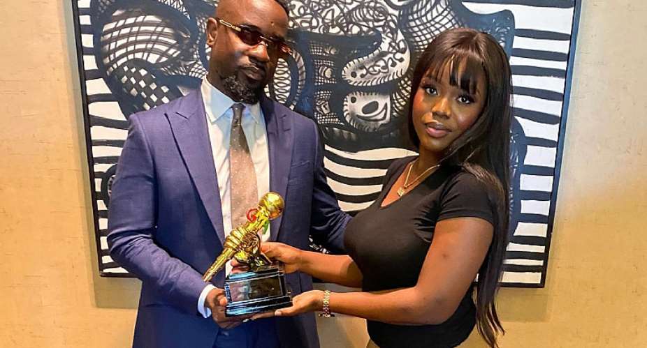Sarkodie presents GMAUK AfrobeatsAfro Pop Song of the year award to Gyakie