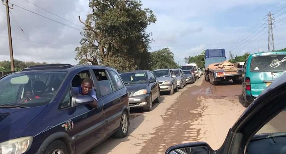 WR: Broken down haulage truck blocks pothole-ridden road at Tarkwa-Ahwitieso