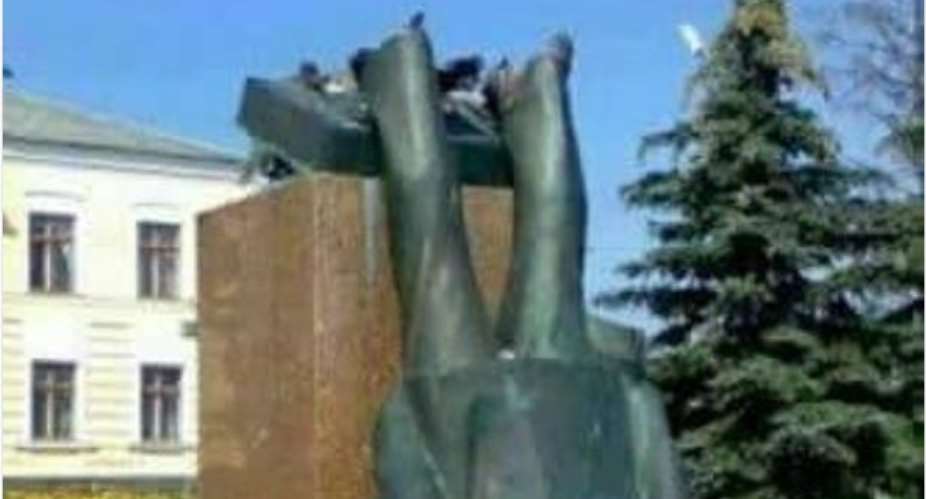 Imo Youths Destroy Jacob Zumas Multi Million Naira Statue in Imo State