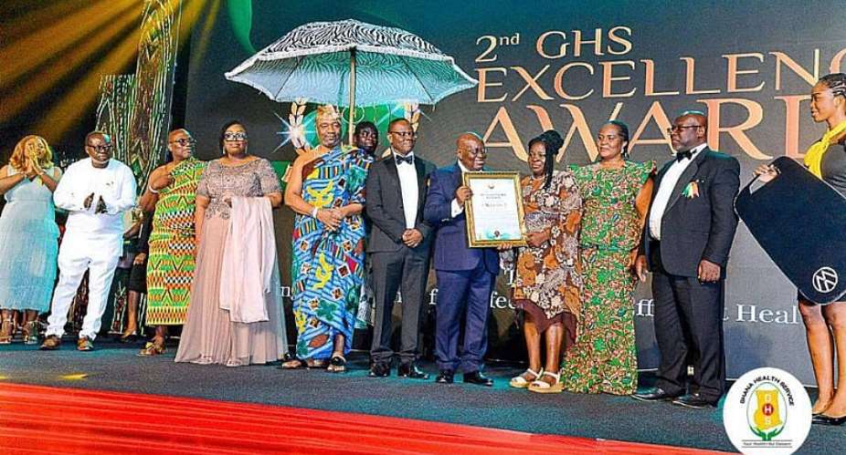 Akufo-Addo and Ga Mantse present ‘Saloon Car’ to Ghana Health Service Excellence Awards winner