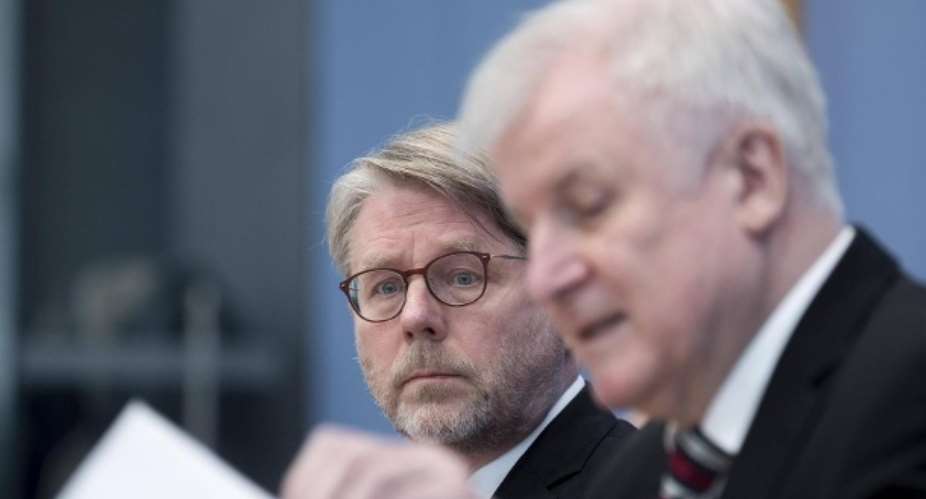 Bamf boss Hans-Eckhard Sommer left with Interior Minister Horst Seehofer