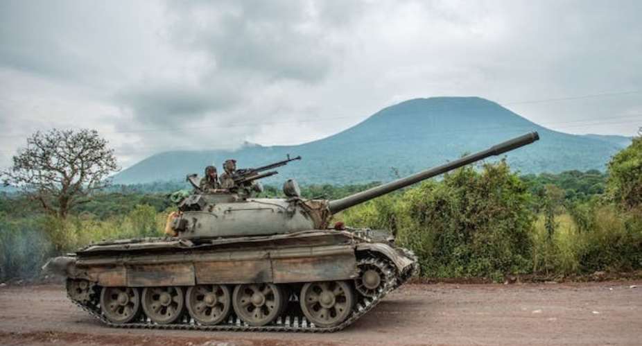 Un char de lamp;39;arme congolaise se dirige vers la ligne de front contre le M23 autour de la ville de Goma, au Nord-Kivu, en mai 2022. - Source: